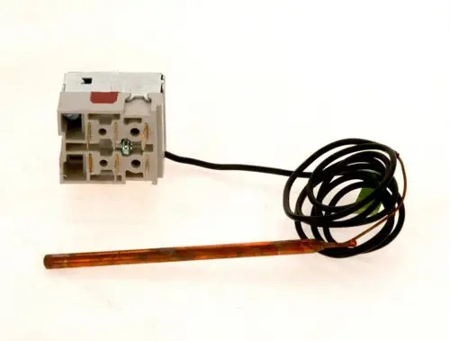 Temperaturregler von Bosch mit einem Stecker und einem Temperaturfühler, der durch ein Kabel verbunden ist. Der Regelmechanismus ermöglicht die Steuerung der Temperatur.